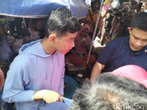 Gibran Borong Jagung-Bagikan Buku Tulis di Pasar Wae Kesambi Labuan Bajo