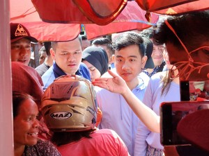 Gibran Blusukan di Pasar Labuan Bajo, Borong Bahan Pokok
