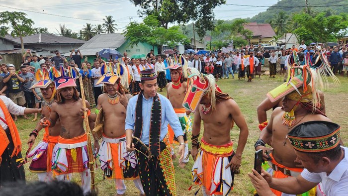 Gibran disambut prosesi adat saat kunjungi rumah adat di Labuan Bajo