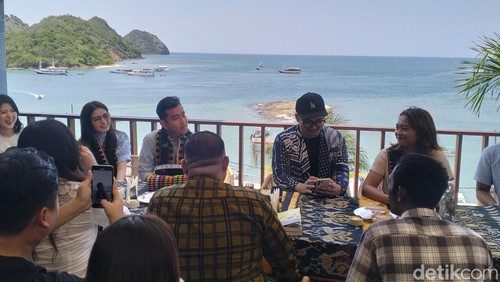 Gibran Rakabuming saat berdialog dengan pelaku pariwisata dan UMKM di Labuan Bajo, NTT.