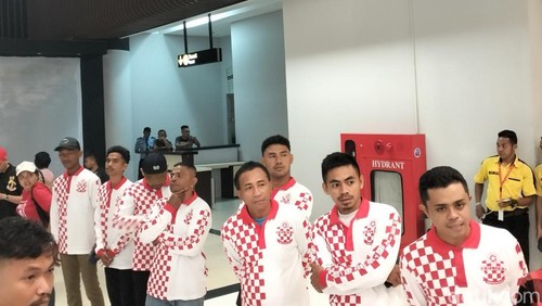 Relawan Solmet yang memakai baju mirip kostum Timnas Kroasia saat menyambut Gibran, Sabtu dini hari (30/12/2023).