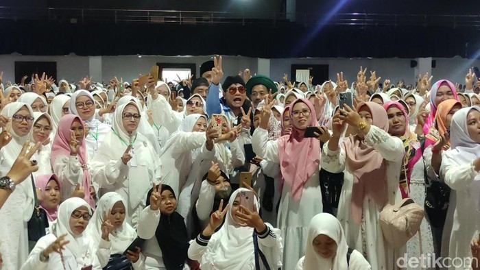 Gus Miftah hadiri acara bersama Nyai se-Jateng di UTC Semarang, Sabtu (30/12/2023).