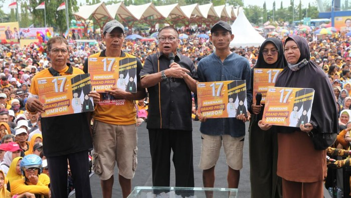 HUT Hanura Ke-17 di Indramayu, OSO Ajak Masyarakat Pilih Ganjar-Mahfud Ketum Hanura Oesman Sapta Odang (OSO) melanjutkan rangkaian HUT Hanura ke 17 di berbagai daerah, kali ini di Kabupaten Indramayu. OSO juga membagikan hadiah umrah dan sejumlah hadiah lain seperti kulkas, sepeda dan lain-lain kepada warga Indramayu.