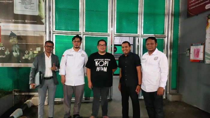 Indra Charismiadji bebas usai penangguhan dikabulkan (dok. Ist)