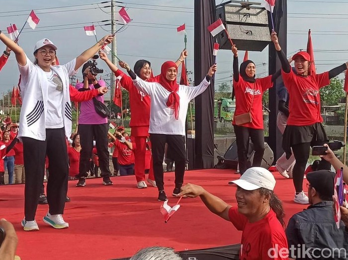 Istri Capres Ganjar Pranowo, Siti Atikoh, saat senam bersama warga Bandarharjo, Kota Semarang, Sabtu (30/12/2023).