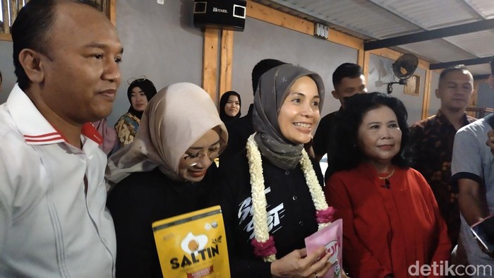 Istri capres nomor urut 3 Ganjar Pranowo, Siti Atikoh mengunjungi UMKM di Tegal, Jawa Tengah (Tina/detikcom).