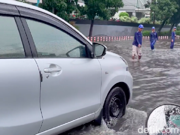 Jalan Mayjen DI Panjaitan di Cawang, Jakarta Timur (Jaktim), tergenang air. Lalu lintas (lalin) di lokasi sempat macet. (dok Pribadi/@rianawiditama)