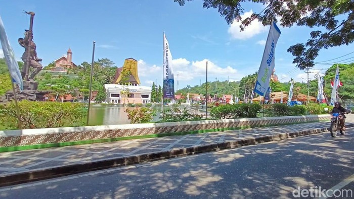 Jalan menuju Bundaran Lakipadada, Tana Toraja, ditutup saat malam tahun baru. Rachmat Ariadi/detikSulsel