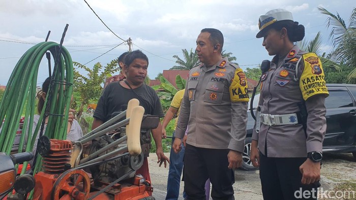 Jeki saat memberikan bingkisan dan berkomunikasi dengan penyandang disabilitas kemarin (Raja Adil Siregar)