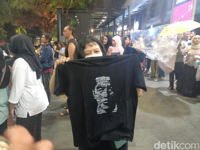 Pengunjung Mall, Hexa Arya, saat menunjukan kaos dari Presiden Joko Widodo di Solo Paragon Mall, Sabtu (30/12/2023).