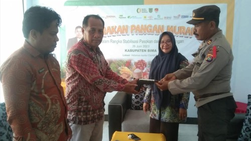 Serahterima senpi rakitan oleh Kades kepada Kapolsek, di kantor Camat Bolo Kabupaten Bima NTB, Kamis (28/12/2023). (Dok. Polsek Bolo)