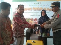 Kades Serahkan 3 Senjata Api Milik Warga di Bima ke Polisi