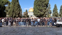 Terkini, Dilansir media Al-Arabiya, Sabtu (30/12/2023), menurut beberapa jamaah, sejak hari Jumat pertama setelah serangan mematikan tanggal 7 Oktober di Israel, polisi Israel membatasi akses ke Masjid Al-Aqsa dengan hanya mengizinkan pria lanjut usia, wanita, dan anak-anak memasuki kompleks Masjid Al-Aqsa untuk melaksanakan salat. REUTERS/Sinan Abu Mayzer