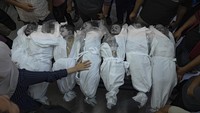 Seperti dilansir Al Jazeera, Jumat (29/12/2023), kantor media otoritas Gaza yang dikuasai Hamas melaporkan bahwa lebih dari 8.663 anak Palestina di Jalur Gaza tewas dibunuh oleh pasukan Israel selama perang berkecamuk beberapa bulan terakhir. AP/Fatima Shbair
