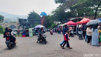 Pasar tumpah itu mulai beroperasi sejak pertengahan tahun 2020 saat warga banyak yang terdampak pandemi COVID-19. Foto: Whisnu Pradana/detikJabar