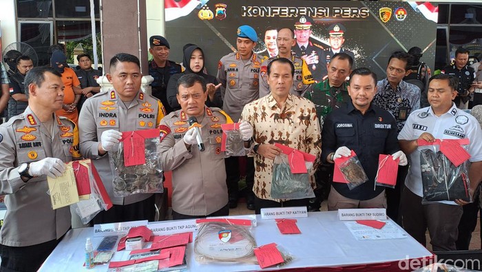 Kapolda Jateng Irjen Ahmad Luthfi memimpin konferensi pers kasus pembunuhan berantai, di Mapolres Wonogiri, Sabtu (30/12/2023).