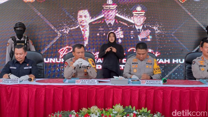 Kapolda Jateng Irjen Ahmad Luthfi memimpin konferensi pers kasus pembunuhan berantai, di Mapolres Wonogiri, Sabtu (30/12/2023).