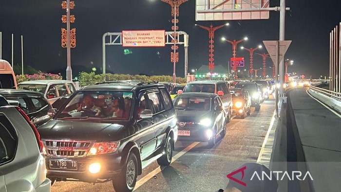 Kemacetan menuju Bandara I Ngurah Rai, Bali, pada Jumat (29/12/2023) malam (dok. Antara)