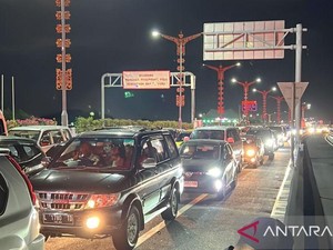 Lalin di Bali Macet Parah, WNA Jalan Kaki ke Bandara Ngurah Rai