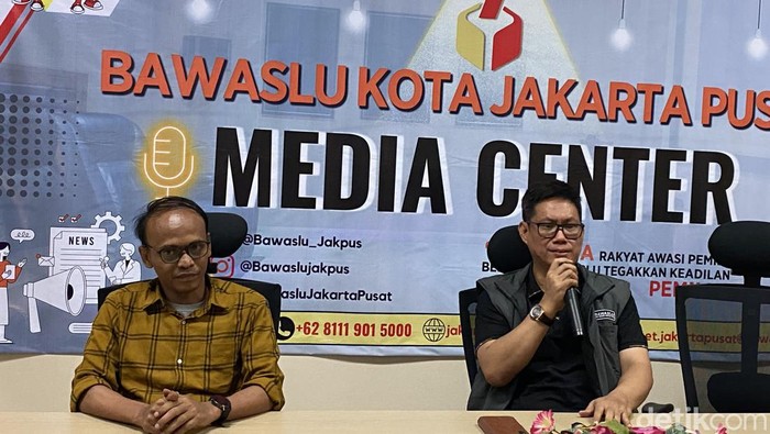Ketua Bawaslu Jakpus, Christian Nelson Pangkey (kanan) (Devi/detikcom)