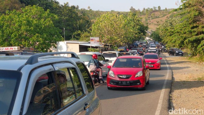 Kondisi arus lalu lintas di JLS Tulungagung-Trenggalek saat libur Natal