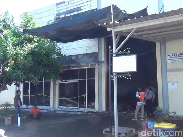 Kondisi gudang produksi rokok di kawasan KIHT Kecamatan Mejobo, Kabupaten Kudus, usai terbakar, Sabtu (30/12/2023) pagi.