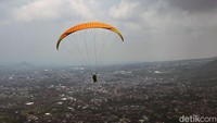 Lokasi wisata ini  banyak dikunjungi wisatawan untuk menjajal kegiatan outdoor paralayang, apalagi saat liburan di Kota Batu.