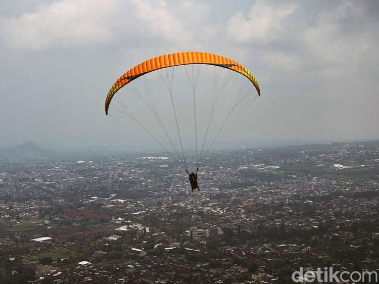 Wisatawan Paralayang di Gunung Banyak Melonjak