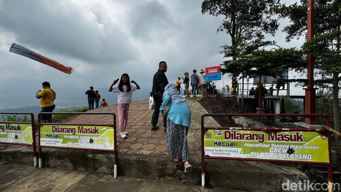 Wisata Paralayang di Gunung Banyak, Batu melonjak saat libur Nataru, Sabtu (30/12/2023).