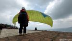 Wisatawan Paralayang di Gunung Banyak Melonjak