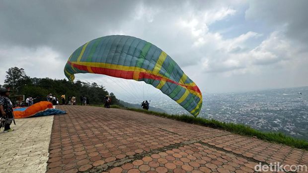Wisata Paralayang di Gunung Banyak, Batu melonjak saat libur Nataru, Sabtu (30/12/2023).