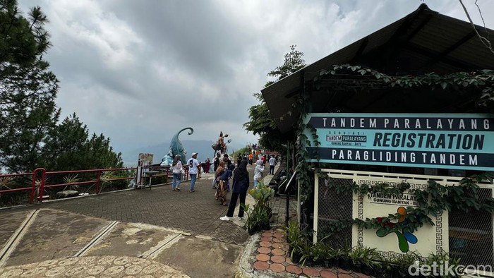 Libur Nataru Paralayang Gunung Banyak Batu Melonjak Wisata Paralayang di Gunung Banyak, Batu melonjak saat libur Nataru, Sabtu (30/12/2023).