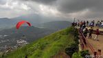 Wisatawan Paralayang di Gunung Banyak Melonjak