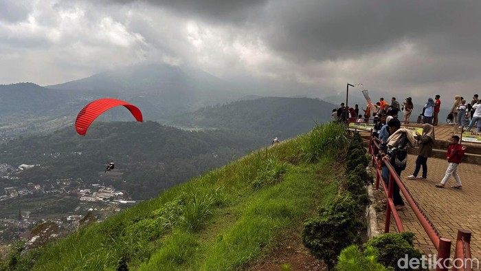Wisata Paralayang di Gunung Banyak, Batu melonjak saat libur Nataru, Sabtu (30/12/2023).