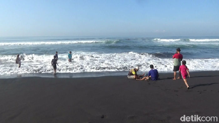 Liburan seru di Pantai Drajid Lumajang bisa berselancar hingga cicipi seafood pinggir pantai