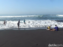 Serunya Berselancar hingga Makan Seafood di Pantai Mbah Drajid Lumajang