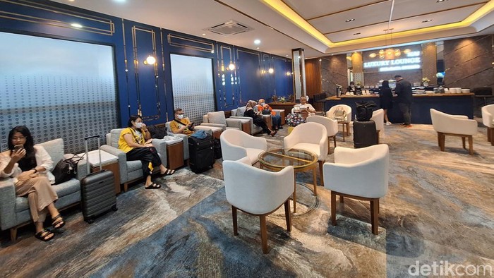 Direktur Utama (Dirut) PT KAI Didiek Hartantyo meresmikan luxury lounge di Stasiun Gubeng Surabaya, Sabtu (30/12/2023) sore. Itu merupakan ruang tunggu yang mewah.