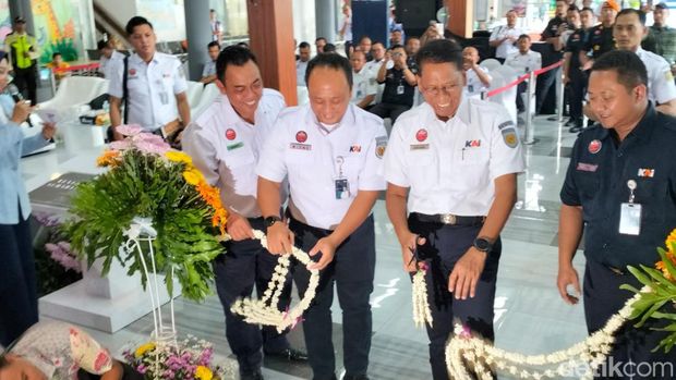 Direktur Utama (Dirut) PT KAI Didiek Hartantyo meresmikan luxury lounge di Stasiun Gubeng Surabaya, Sabtu (30/12/2023) sore. Itu merupakan ruang tunggu yang mewah.