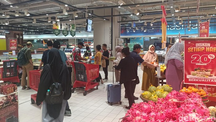 Makin Malam, Buah-buahan Segar Diserbu Pengunjung di Transmart