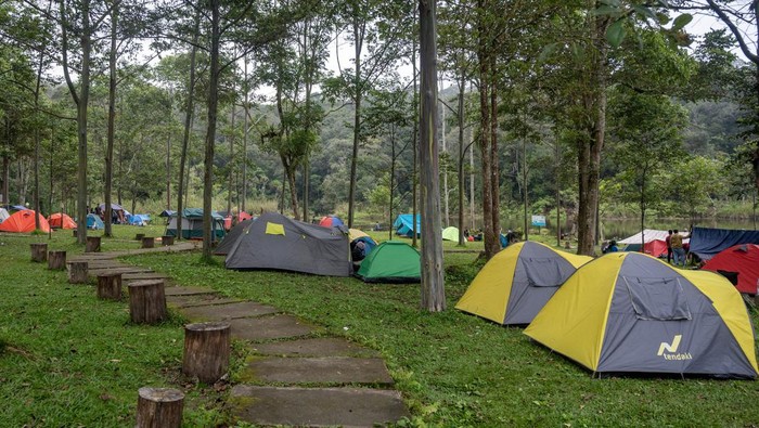 Pengunjung menikmati suasana saat berwisata di kawasan wisata alam Danau Tambing, Poso, Sulawesi tengah, Sabtu (30/12/2023). Kawasan wisata alam yang berada di Taman Nasional Lore Lindu dan cagar biosfer dunia itu ramai dikunjungi warga saat libur akhir pekan dan meningkat selama liburan Natal dan Tahun Baru 2024. ANTARA FOTO/Basri Marzuki/Spt.