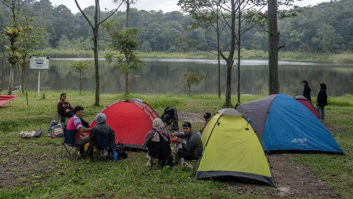 Pengunjung menikmati suasana saat berwisata di kawasan wisata alam Danau Tambing, Poso, Sulawesi tengah, Sabtu (30/12/2023). Kawasan wisata alam yang berada di Taman Nasional Lore Lindu dan cagar biosfer dunia itu ramai dikunjungi warga saat libur akhir pekan dan meningkat selama liburan Natal dan Tahun Baru 2024. ANTARA FOTO/Basri Marzuki/Spt.