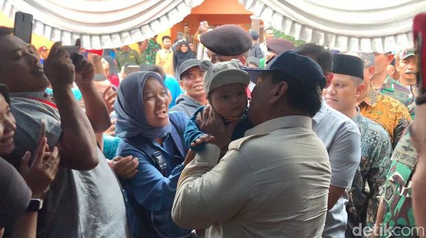 Menhan Prabowo Subianto meresmikan proyek bantuan air bersih di lima titik di Sukabumi, Jawa Barat. Dia berpesan warga merawat agar terus dapat dimanfaatkan. (Firda CA/detikcom)