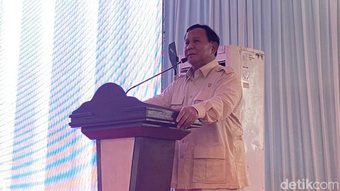 Menhan Prabowo Subianto meresmikan proyek bantuan air bersih di lima titik di Sukabumi, Jawa Barat. Dia berpesan warga merawat agar terus dapat dimanfaatkan. (Firda CA/detikcom)
