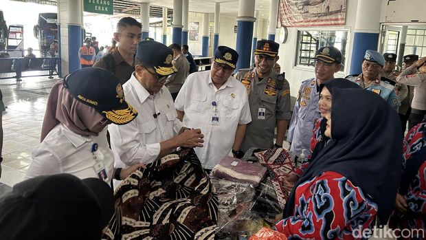 Menhub Budi Karya Sumadi meninjau Stasiun Tasikmalaya dan Terminal Indihiang. Dia meninjau kelancaran arus transportasi saat libur Natal dan tahun baru 2024. (Kadek/detikcom)