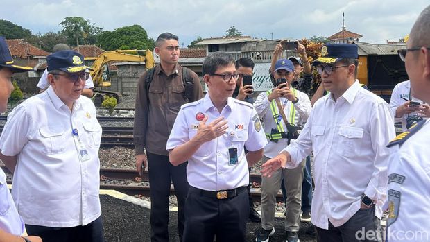 Menhub Budi Karya Sumadi meninjau Stasiun Tasikmalaya dan Terminal Indihiang. Dia meninjau kelancaran arus transportasi saat libur Natal dan tahun baru 2024. (Kadek/detikcom)