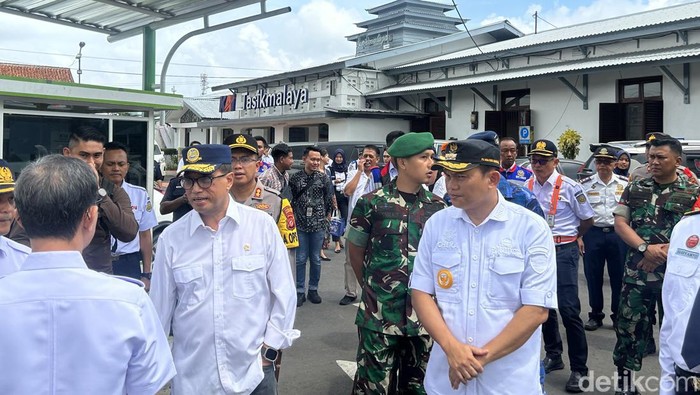 Menhub Budi Karya Sumadi meninjau Stasiun Tasikmalaya dan Terminal Indihiang. Dia meninjau kelancaran arus transportasi saat libur Natal dan tahun baru 2024. (Kadek/detikcom)