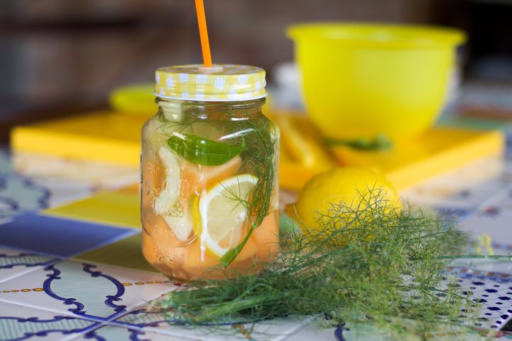 Makan Banyak Saat Liburan? 5 Minuman Ini Cocok untuk Detoks Tubuh