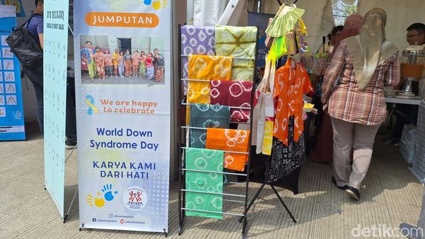 Mira bersama dengan anak-anak down syndrome dalam acara Hari Disabilitas Internasional di Dinas Sosial