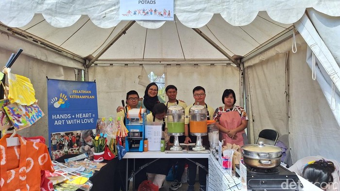 Mira bersama dengan anak-anak down syndrome dalam acara Hari Disabilitas Internasional di Dinas Sosial