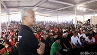 Program KTP Sakti yang ditawarkan Ganjar-Mahfud untuk memudahkan distribusi berbagai program bansos yang sudah ada, seperti subsidi pendidikan, meliputi Program Indonesia Pintar, Kartu Indonesia Pintar (KIP) dan Kartu Indonesia Pintar Kuliah.